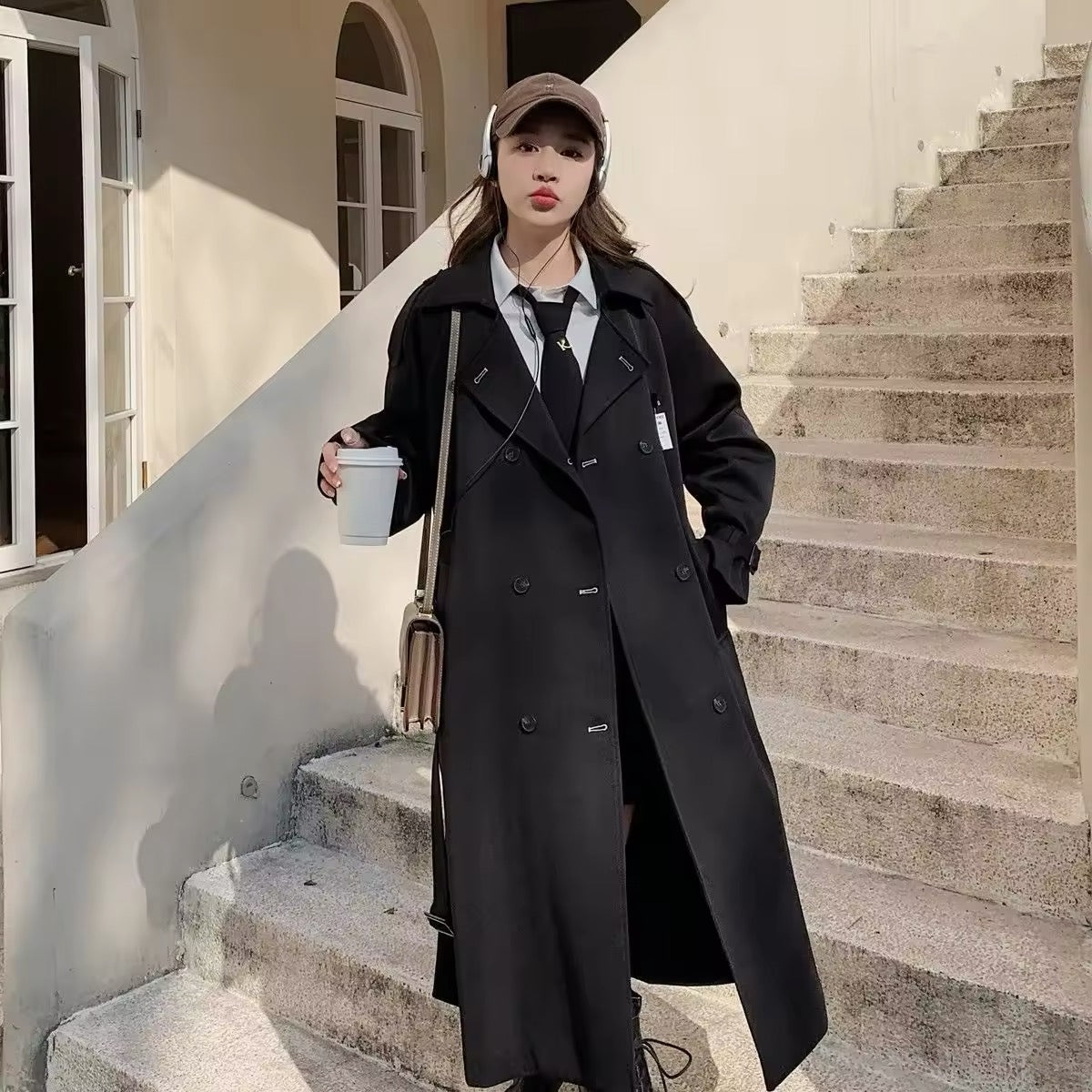 Schwarzer Trenchcoat