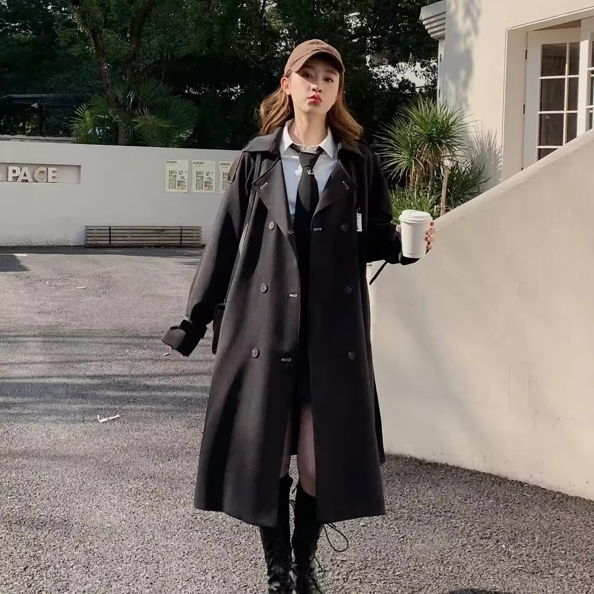 Schwarzer Trenchcoat