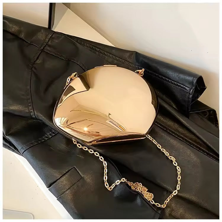 Glänzende Abendtasche