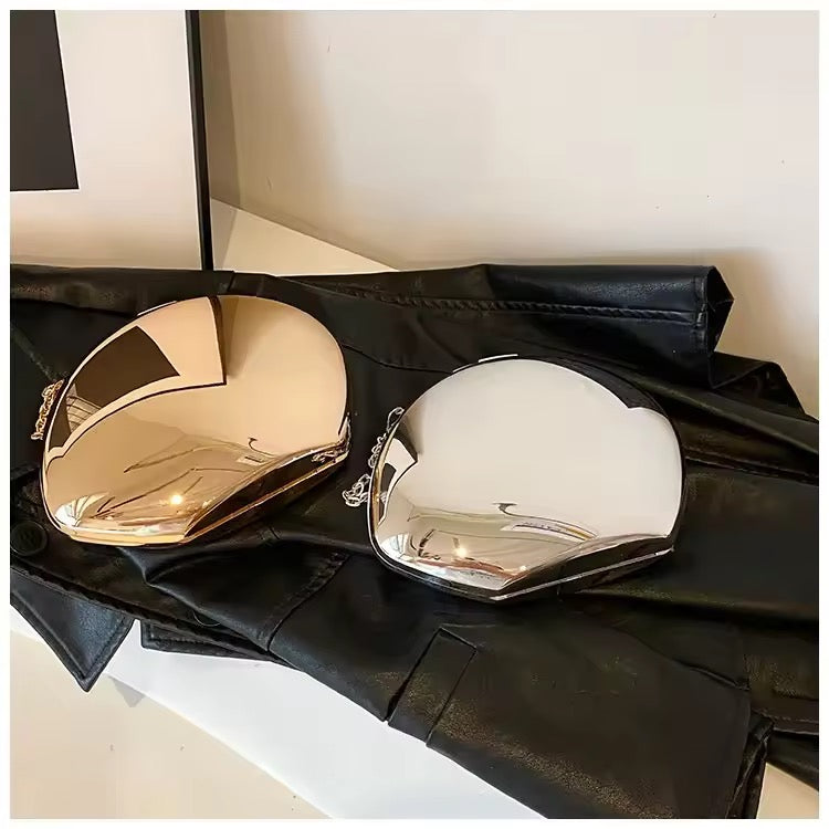 Glänzende Abendtasche
