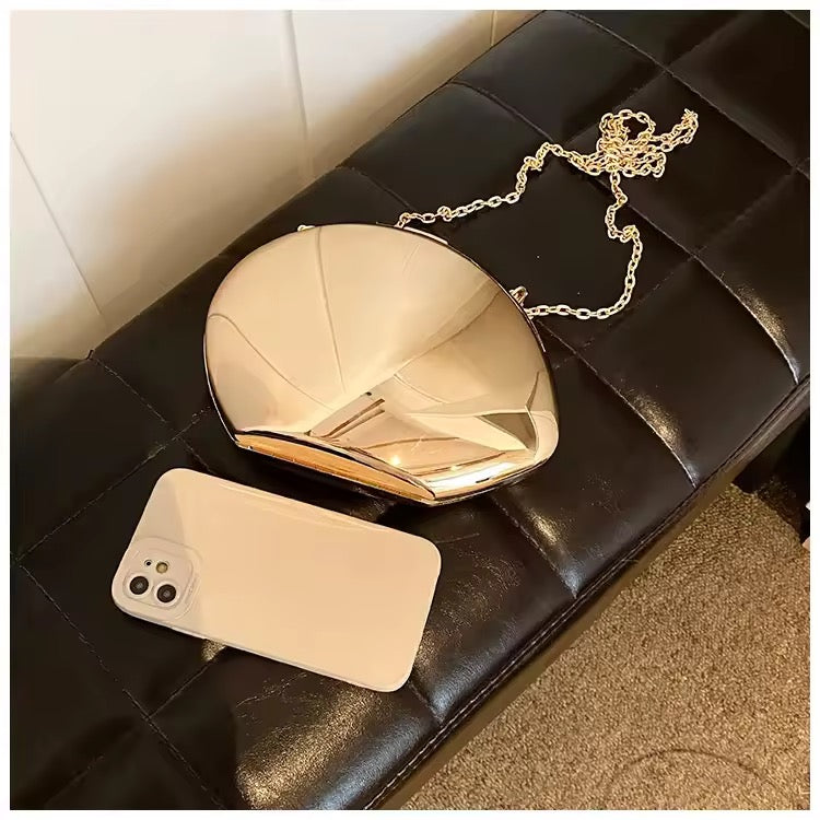 Glänzende Abendtasche