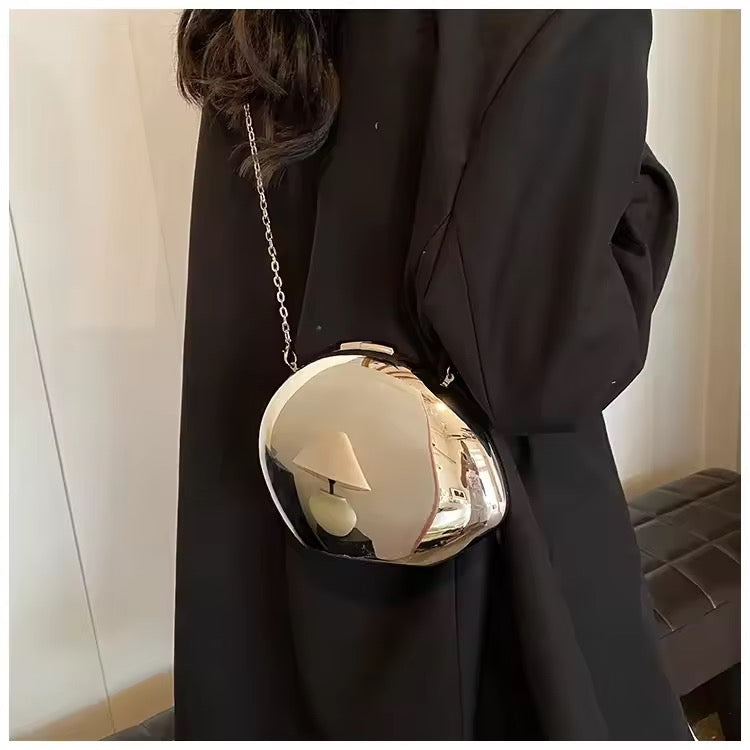 Glänzende Abendtasche
