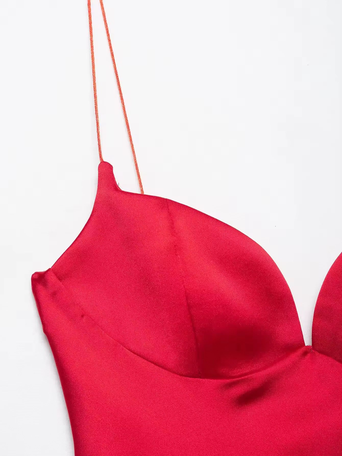 Rotes Satin-Kleid