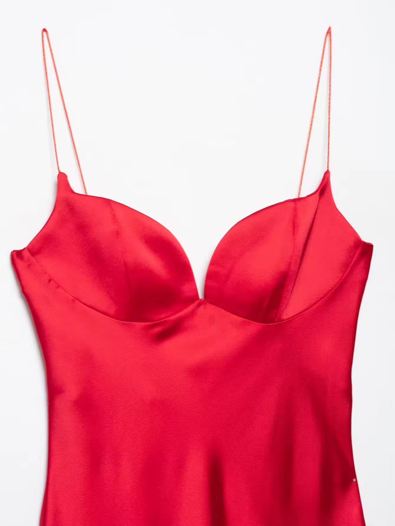 Rotes Satin-Kleid