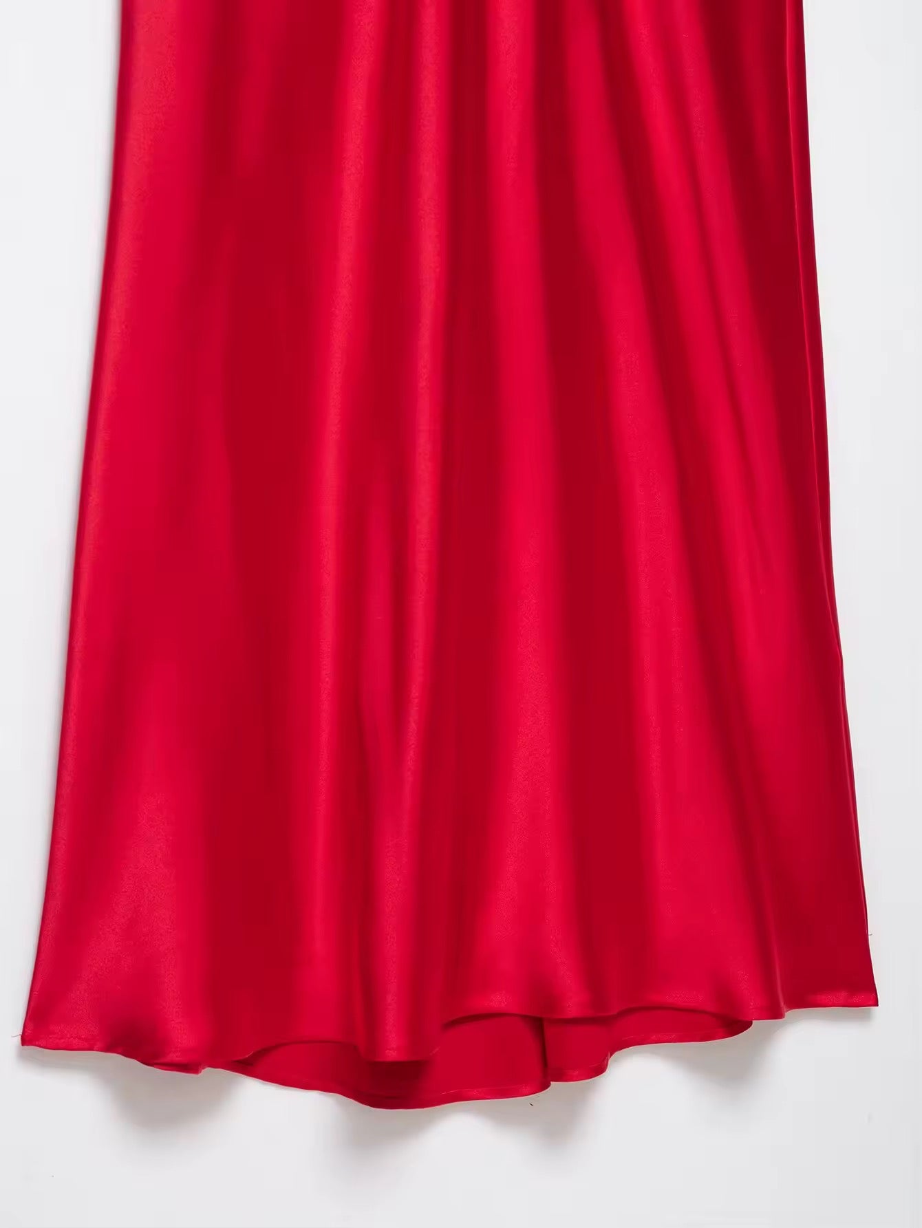 Rotes Satin-Kleid