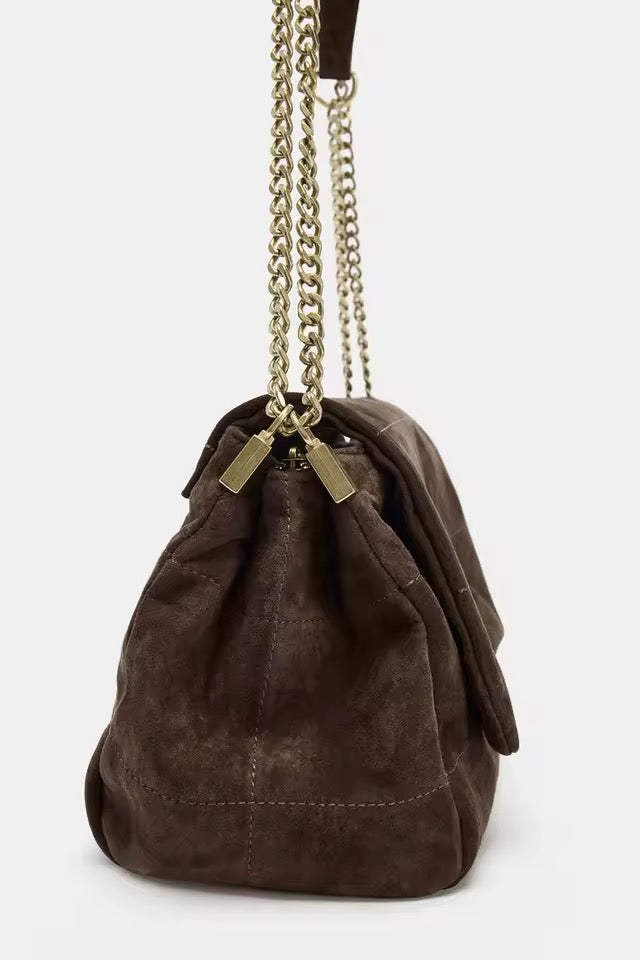 Schultertasche aus Wildleder