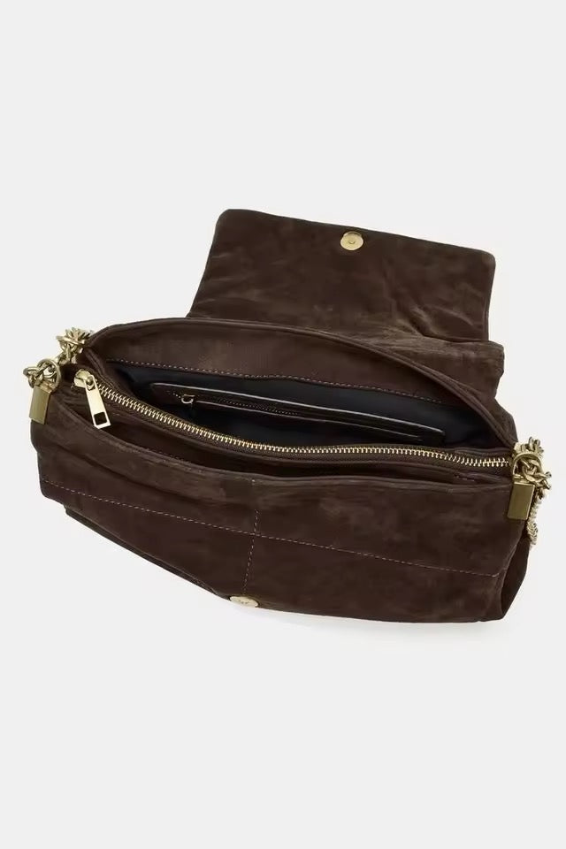 Schultertasche aus Wildleder