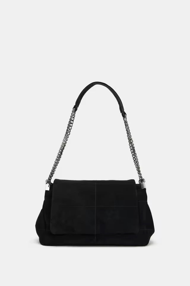 Schultertasche aus Wildleder