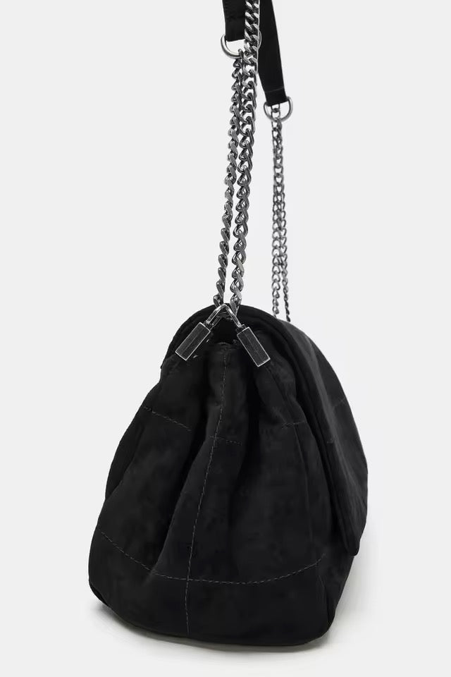 Schultertasche aus Wildleder