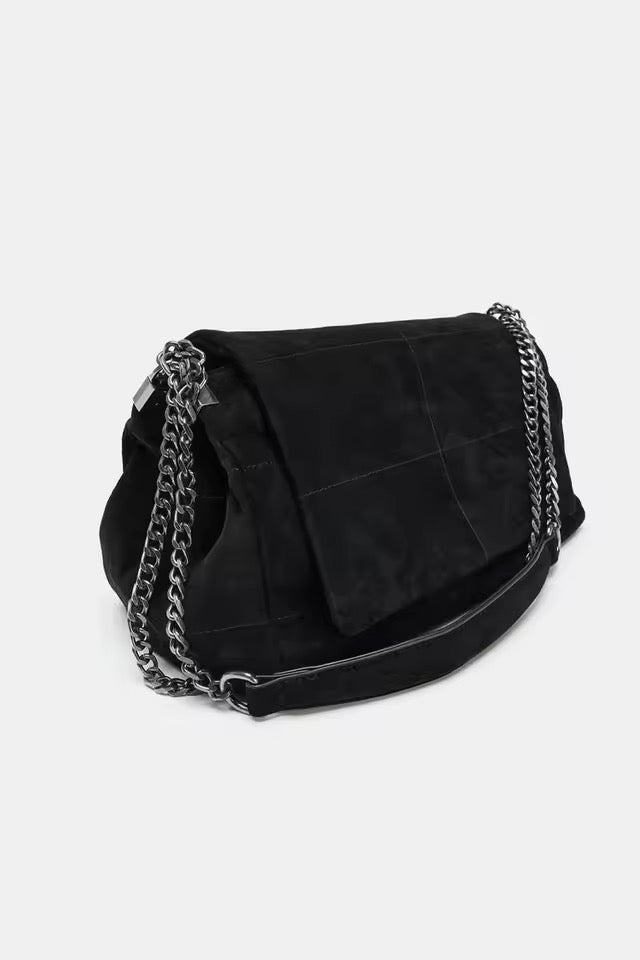 Schultertasche aus Wildleder