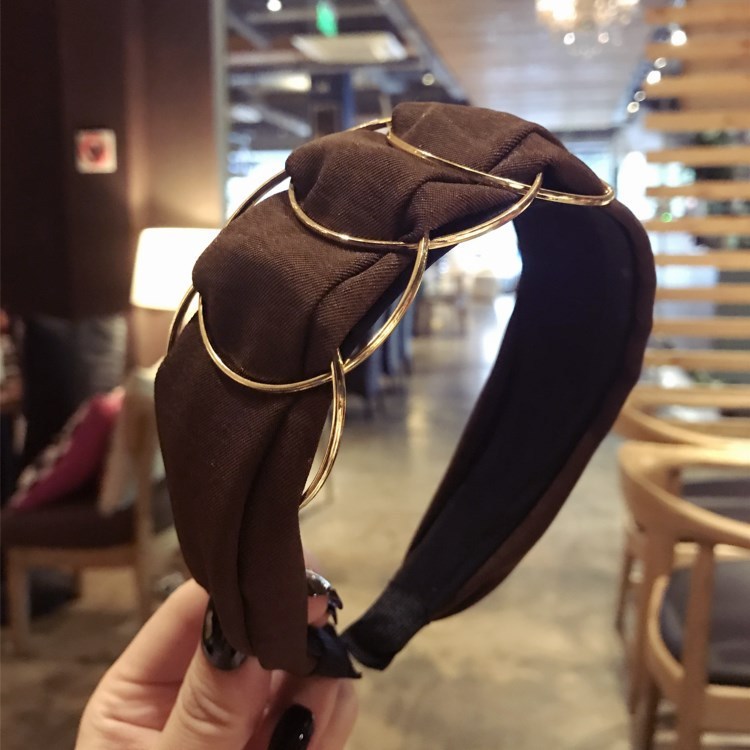 Modisches Haarband für Damen – Breites Headband mit goldenem Ring und Kreuzstich-Design