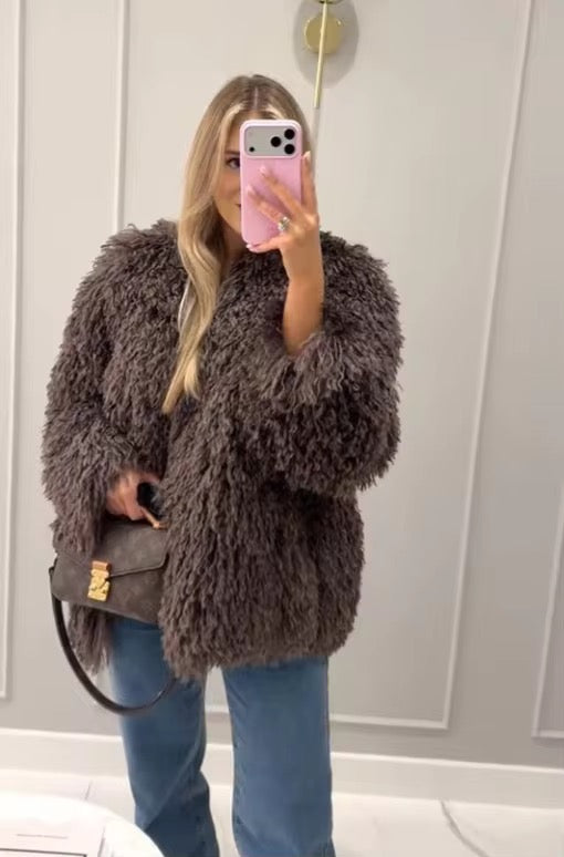 Brauner Pelzmantel