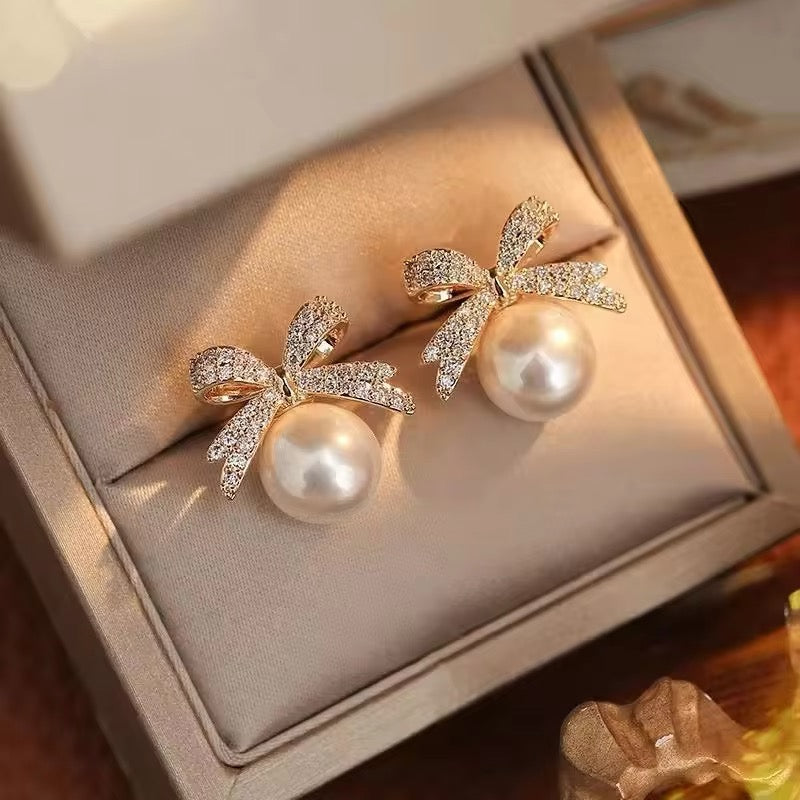 Elegante Weiße Bogen Stud Ohrringe – Temperamentvoller Strass Schmuck für Hochzeiten und Partys