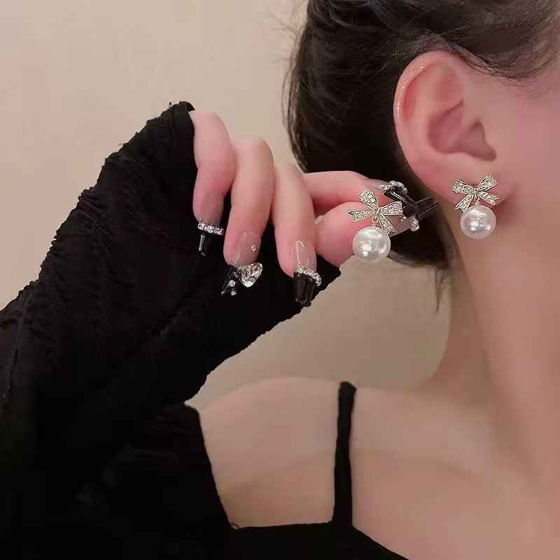 Elegante Weiße Bogen Stud Ohrringe – Temperamentvoller Strass Schmuck für Hochzeiten und Partys