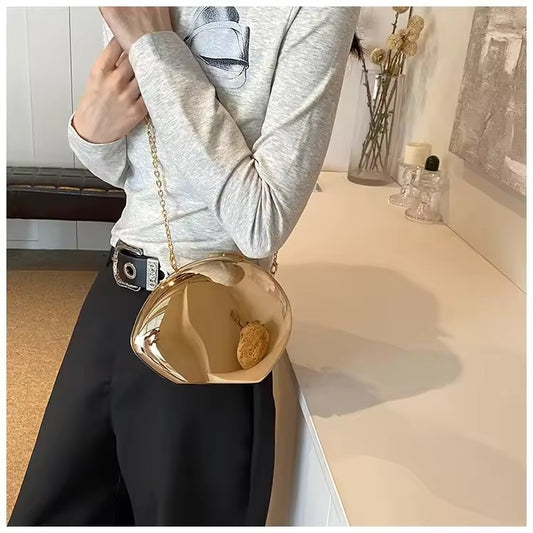 Glänzende Abendtasche